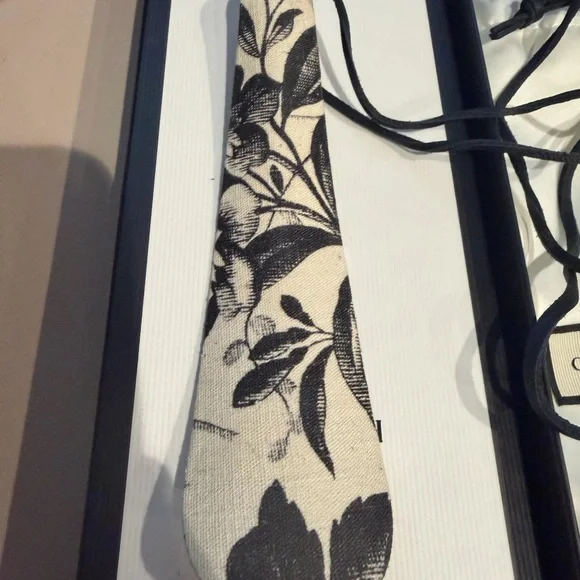 Gucci Black and Cream Floral Shoe Horn with Dust Bag - Picture 2 of 3